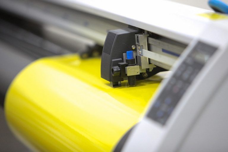 What is Vinyl Cutter Machine & How it works? [Ultimate Guide]