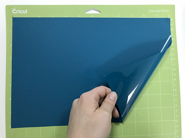 Remove the clear liner from the Standardgrip mat. 